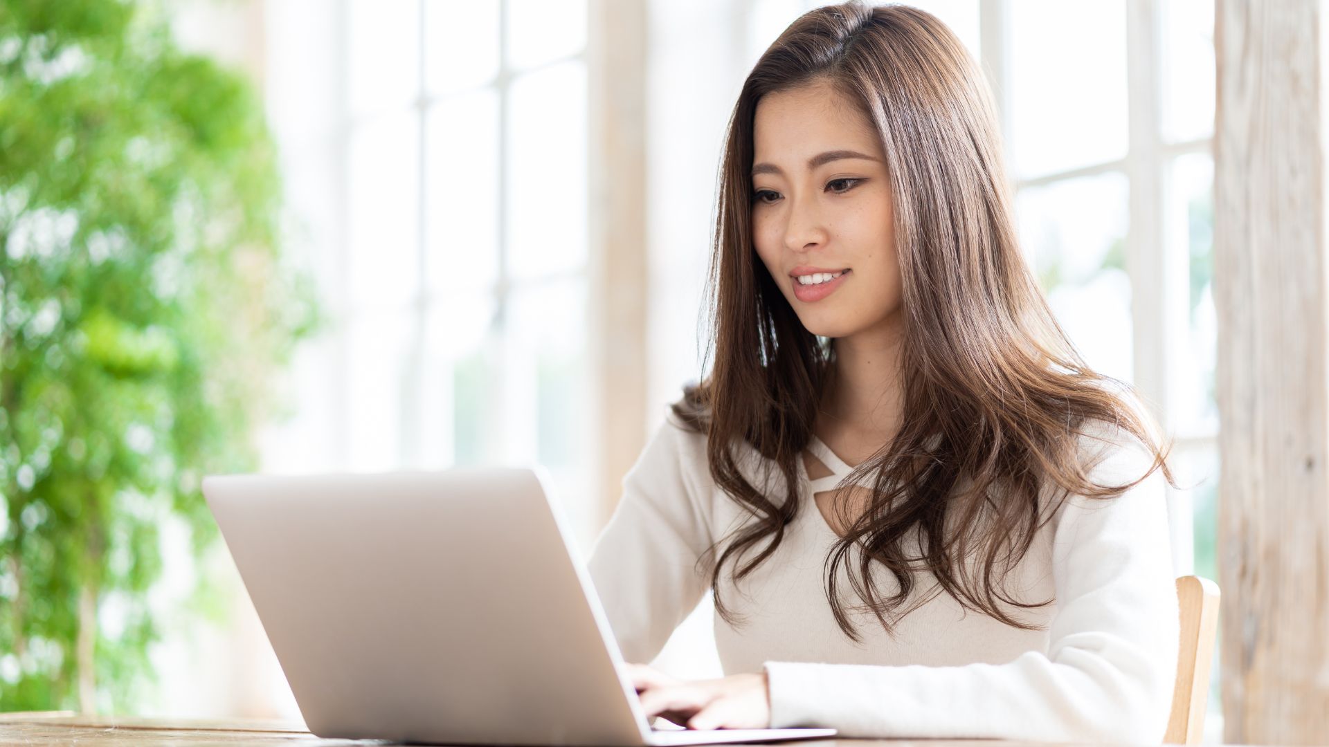 Using a Free Cover Letter Template with a laptop