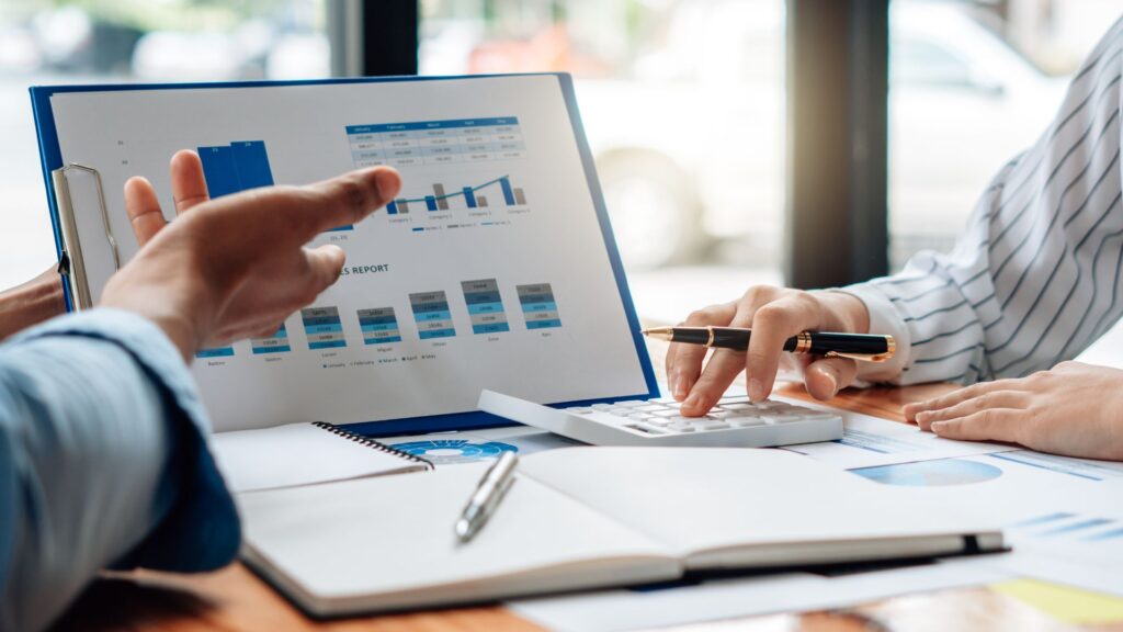 supply chain analyst talking to each other